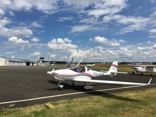 Terug op het vliegveld tijdens de Tour de France door de lucht