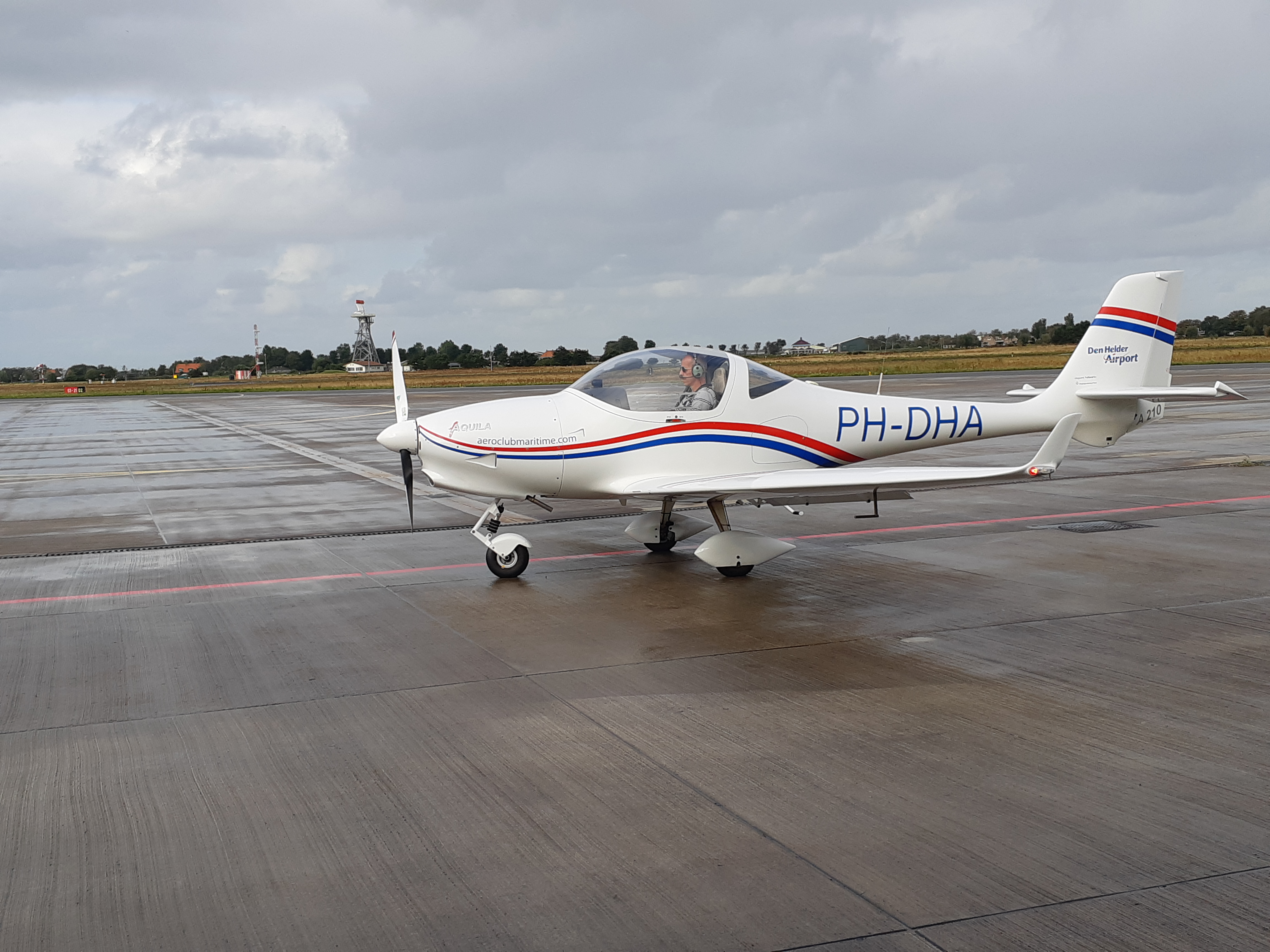 Aquila A210 lesvliegtuig op het platform